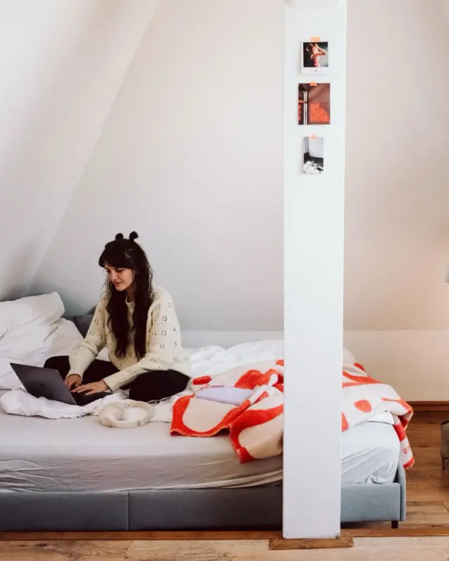 🌟Sukella runouden maailmaan!🌟 
 
Klassinen, moderni vai nykyajan runous - mikä inspiroi sinua eniten? Lisää se kommentteihin ⬇️ ja lue lisää aiheesta blogissamme : www.blogi.bod.fi