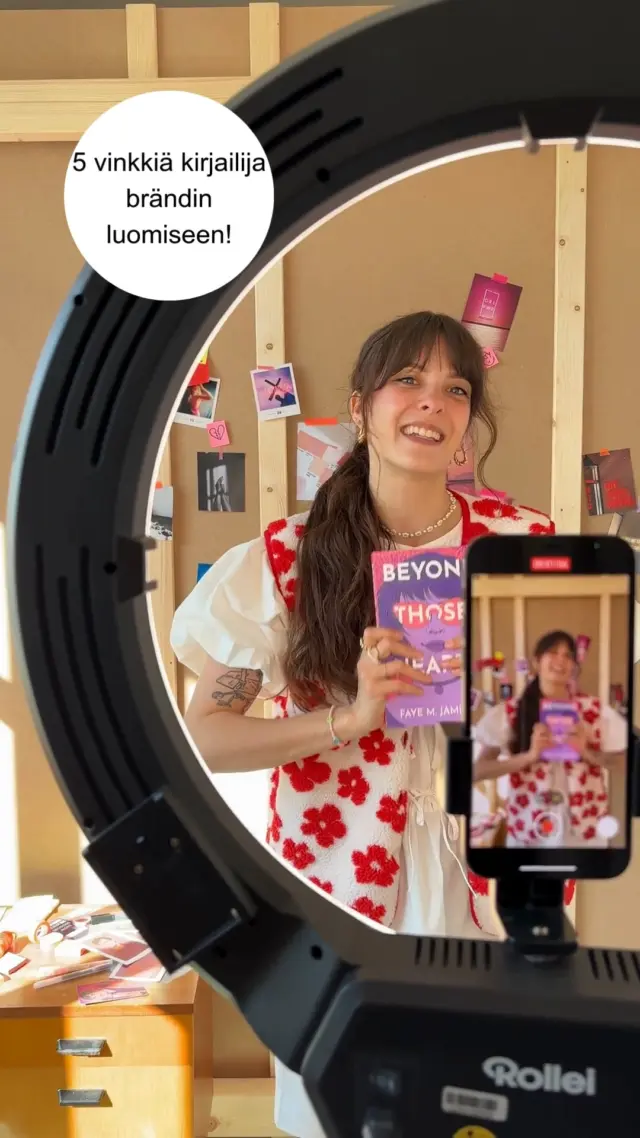 Kuka teistä on kuullut kirjailijabrändistä?

Monet kirjailijat ajattelevat brändin liittyvän vain suuriin yrityksiin tai markkinointiosastoihin.
Mutta myös self‑publishing‑kirjailijoille kirjailijabrändi on yhä tärkeämpää:
selkeä brändi auttaa sinua näkymään, rakentamaan luottamusta ja sitouttamaan lukijat pitkäksi aikaa.
Tässä 5 vinkkiä, joilla pääset alkuun: 
👉🏻 1 | Ole aito
Brändisi alkaa sinusta.
Aiheesi, arvosi, kiinnostuksenkohteesi ja oma äänesi tekevät sinusta uniikin.
Aitous luo luottamusta — ja lukijat huomaavat sen heti. 
👉🏻 2 | Tunnista kohderyhmäsi
Mitä haluat edustaa kirjailijana?
Kirjoitatko synkkiä psykologisia trillereitä, romanttisia tarinoita vai eeppistä fantasiaa?
Selkeä linja auttaa lukijoita tunnistamaan sinut ja kirjasi.
👉🏻 3 | Rakenna tunnistettava ilme
Pidä some, verkkosivut ja uutiskirje samantyylisinä:
värit, kuvamaailma, sävy.
Yhtenäinen visuaalinen ilme tekee sinusta helposti tunnistettavan.
👉🏻 4 | Määrittele oma USP:si
Mikä tekee sinun tarinoistasi erityisiä?
Miksi lukijoiden pitäisi valita juuri sinun kirjasi?
Käytä tätä viestiä johdonmukaisesti – se kertoo, kuka olet ja miksi sinun kirjasi kuuluvat heidän hyllyynsä.
👉🏻 5 | Ole johdonmukainen ja kehity
Kirjailijabrändi ei ole kertaprojekti, vaan prosessi.
Seuraa, mikä puhuttelee yleisöäsi, testaa uusia sisältöjä ja kehitä brändiäsi ajan myötä. 

💌 Lopulta kirjailijabrändi on se mielikuva, joka ihmisille jää sinusta. Näytä vähemmän