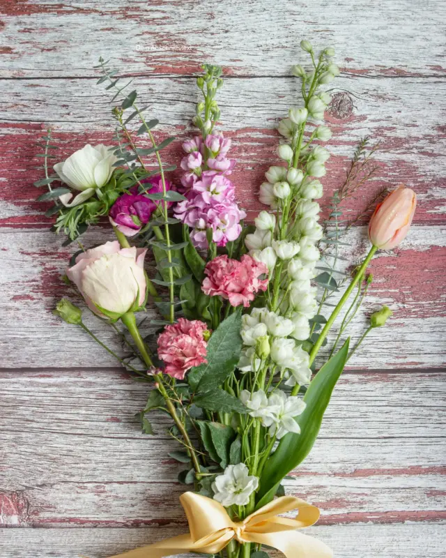 Kirjan kirjoittaminen ei pysähdy vappuun. Se vain saa serpentiinin. 🎉✍️
Hauskaa vappua ❤