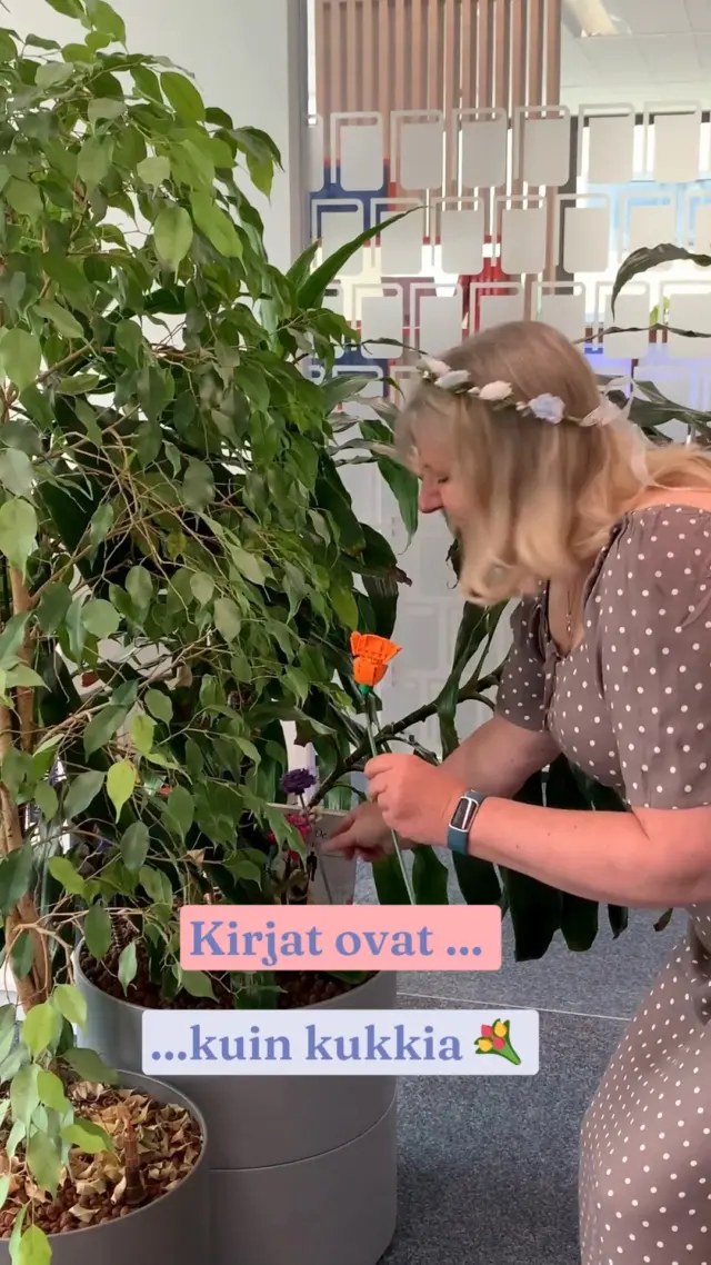 🌿✨ Juhannustaikaa… vai kirjallisuutta? ✨🌿
Perinteen mukaan juhannusyönä kerätään seitsemän kukkaa tyynyn alle, jotta näkee unta tulevasta rakkaasta… 💐💭
Mutta meidän tiimissä…
📚 kukat vaihtui kirjoihin
📖 ja rakkaus löytyi tarinoista
Seitsemän kirjaa tyynyn alla =
unelmien juhannus 💫
Hyvää juhannusta!
Muistakaa: joskus parhaat kukat löytyvät kirjan sivuilta 🌸📚
